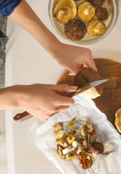 Woman preparing mushrooms — Stock Photo, Image