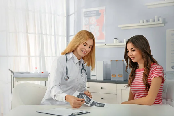 Doctor showing ultrasound image — Stock Photo, Image