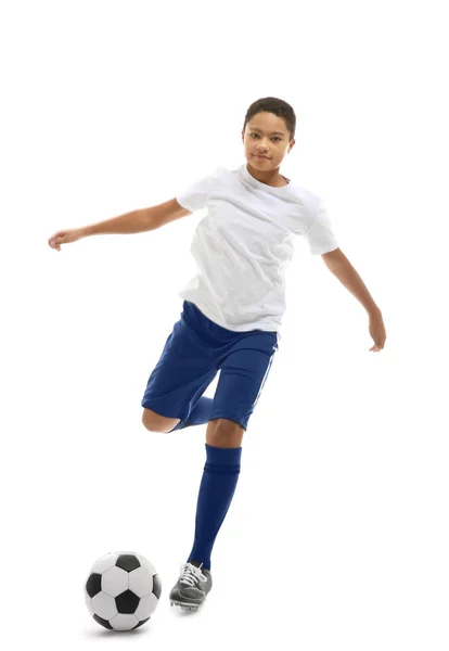 Афро-американский мальчик играет в футбол — стоковое фото