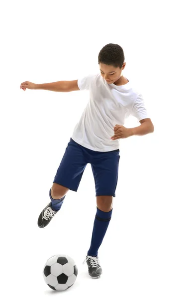 Menino afro-americano jogando futebol — Fotografia de Stock