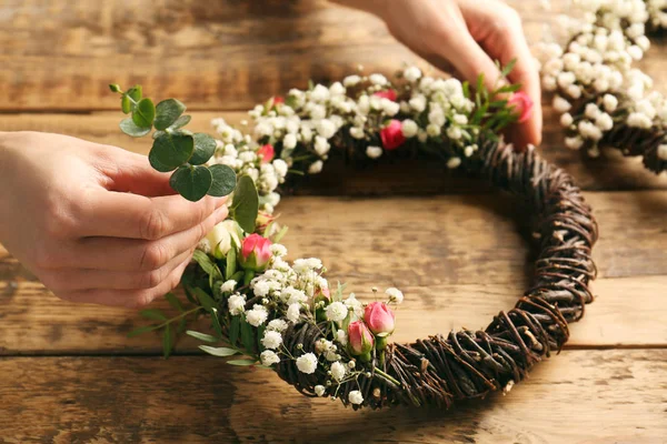 Mulher fazendo bela coroa floral — Fotografia de Stock