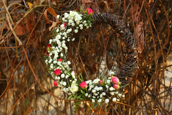 Couronne florale avec de belles fleurs — Photo