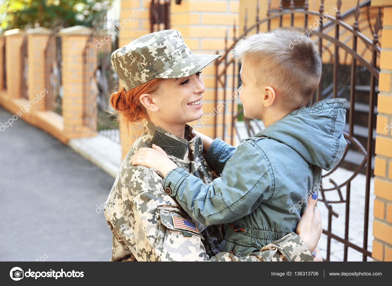 Матьсолдат и сын — Стоковое фото © belchonock 136313706