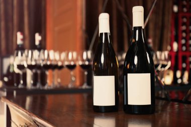 Ahşap masa üzerinde şarap şişeleri