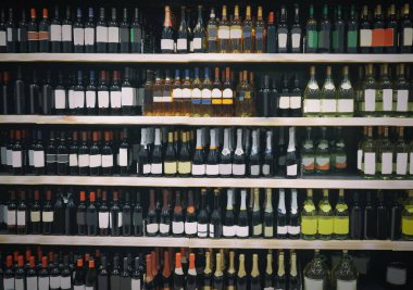 Süpermarket bölümünde alkol