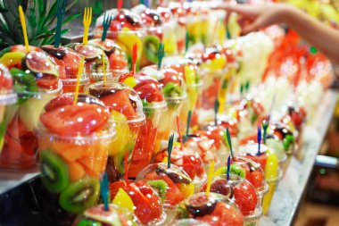 Plastik bardak meyve karışımı