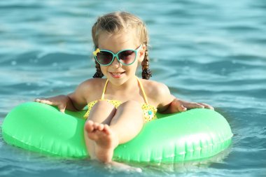 Sevimli kız Runner halkada Yüzme