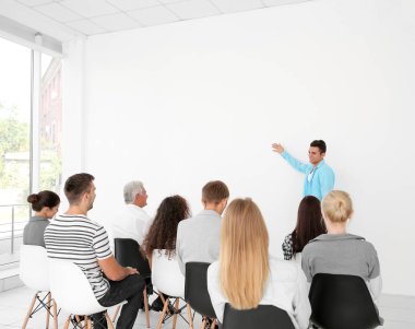 İş eğitimi konsepti. İş adamları konferans odasında toplantı yapıyorlar.