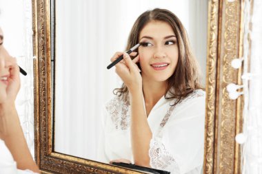 genç kadının aynaya bakıyor