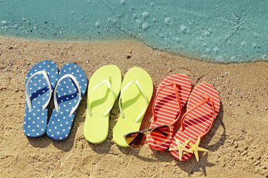 Flip flop, güneş gözlüğü ve starfishes 