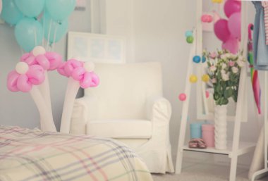 Renkli balon oda içinde