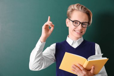 Öğrenci kitap yazı tahtası yakınındaki ile