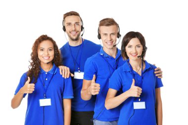 Beyaz arka plan üzerinde sevkiyatçılar teknik destek ekibi