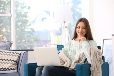 Dizüstü bilgisayarda çalışan kadın