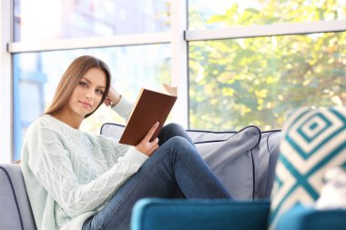 Kadın kitap okuyor.