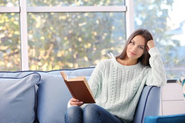 Kadın kitap okuyor.