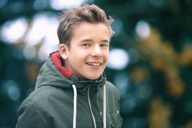 neşeli genç açık havada