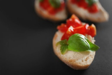 Fesleğenli lezzetli bruschetta