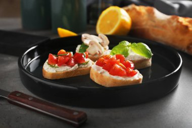 Lezzetli bruschetta plaka üzerinde