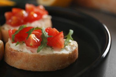 Lezzetli bruschetta plaka üzerinde