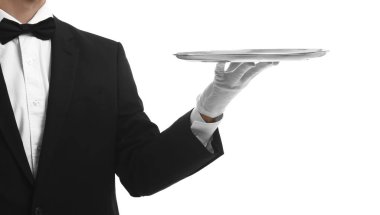 Garson holding boş gümüş tepsi 