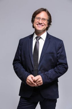 Kendine güvenen erkek takım elbise  