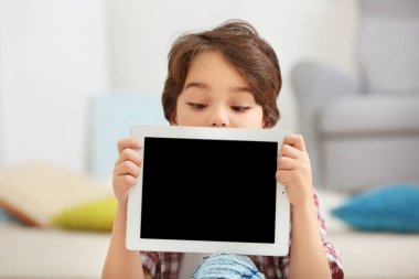 Işık arka plan bulanık tablete duygusal küçük çocukla şirin