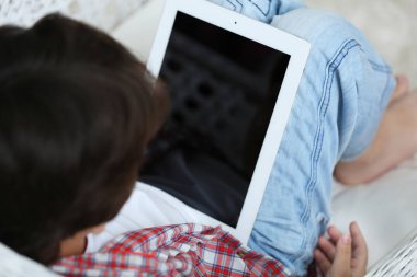 Küçük çocuk tablet ile oturan yakın çekim