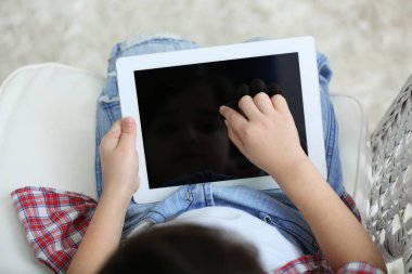 Küçük çocuk tablet ile oturan yakın çekim