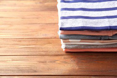 Renkli gömlek yığını