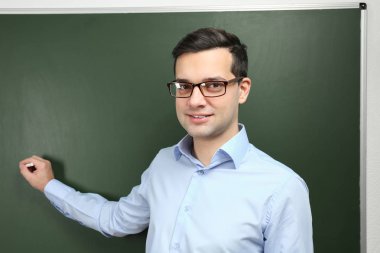 Yakışıklı genç öğretmen