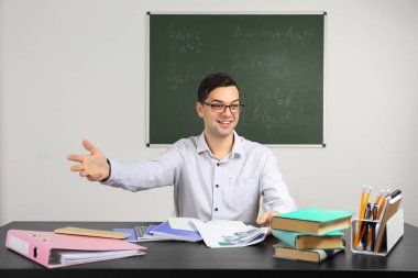 Yakışıklı genç öğretmen