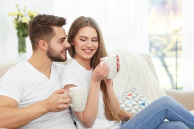 Evde kanepede otururken içme kahve genç Çift