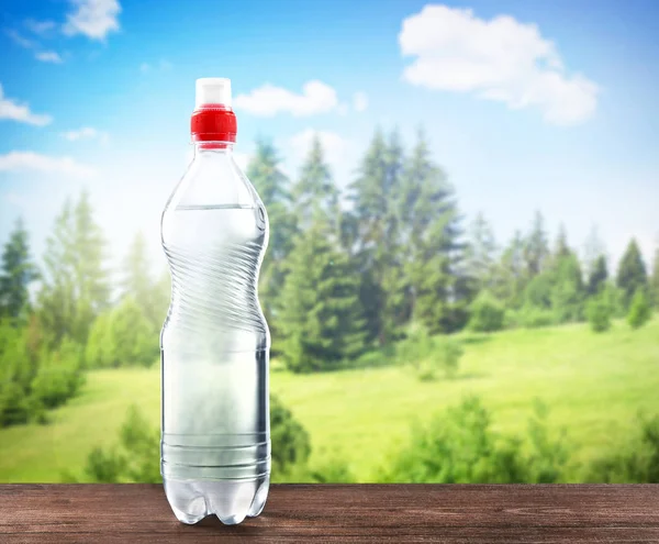 Бутылка чистой воды — стоковое фото