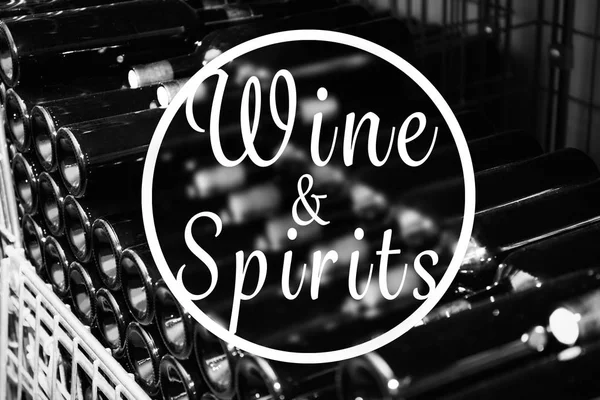 Текст WINE & SPIRITS на фоні . — стокове фото