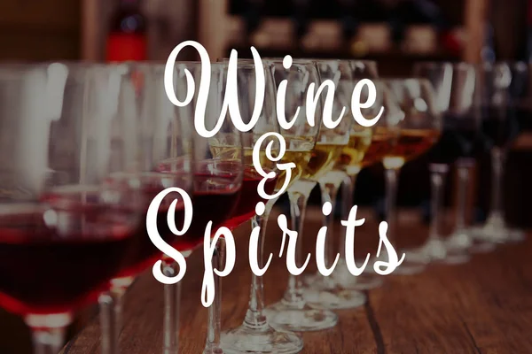 Text Wein und Spirituosen im Hintergrund. — Stockfoto