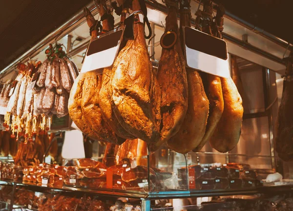 Asortyment mięsa na rynku — Zdjęcie stockowe