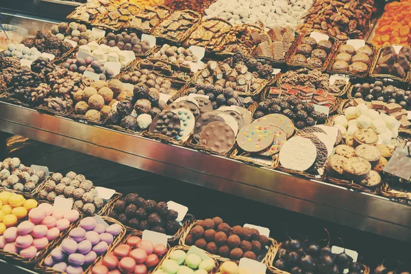 Ассортимент сладостей на рынке — стоковое фото