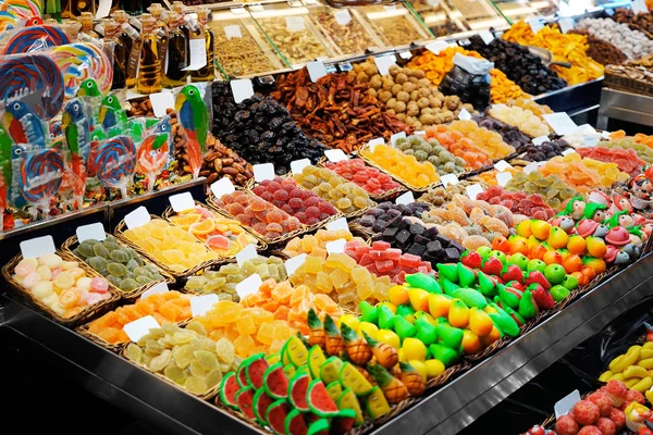 Sortiment sladkostí na trhu — Stock fotografie