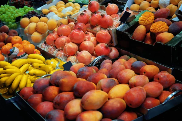 Sortiment ovoce na trhu — Stock fotografie