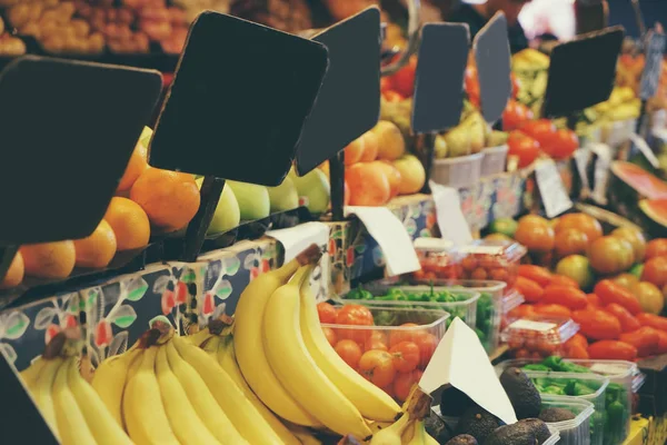 Surtido de frutas en el mercado — Foto de Stock