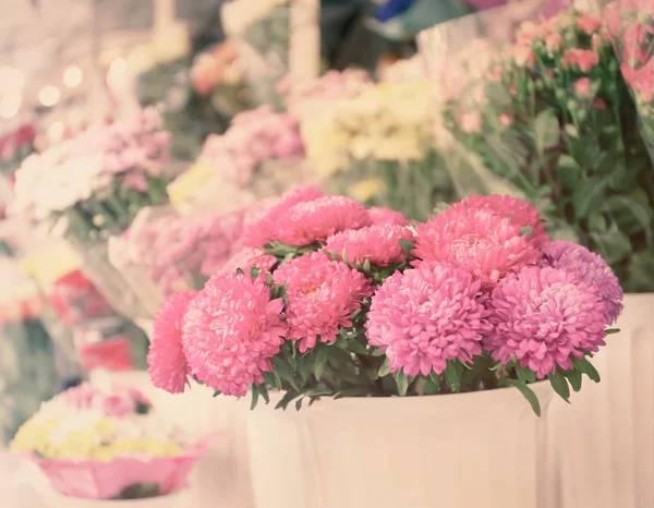 Hermosas flores en la tienda de flores — Foto de Stock