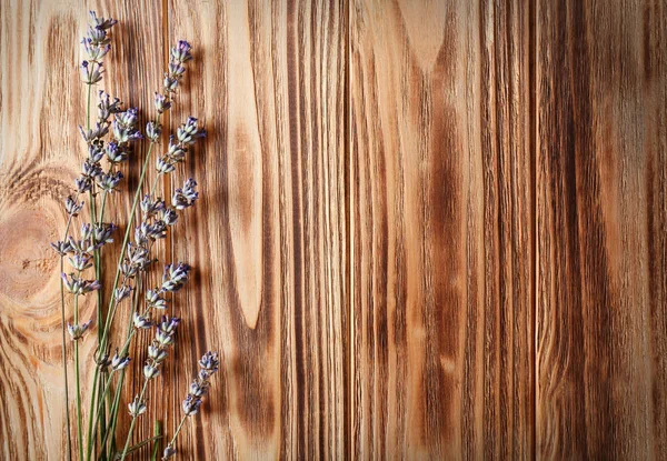 木制桌子上美丽的花朵 — 图库照片