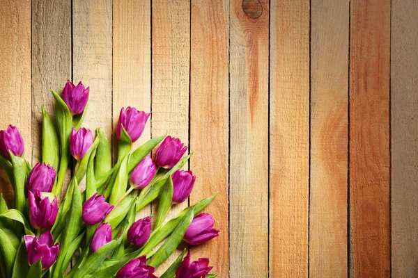Belles fleurs sur table en bois — Photo