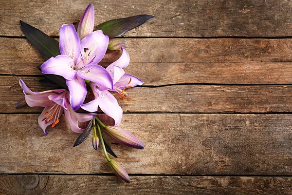 Schöne Blumen auf dem Holztisch — Stockfoto