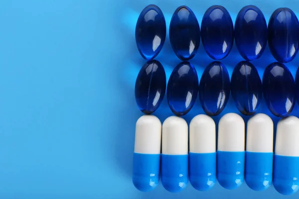 Beaucoup de pilules sur la surface bleue — Photo