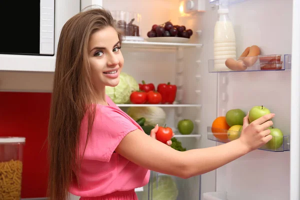 Красивая Девушка Выбирает Овощи Холодильнике Концепция Здорового Питания — стоковое фото