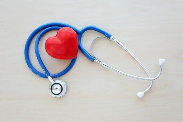 Estetoscopio y corazón rojo — Foto de Stock