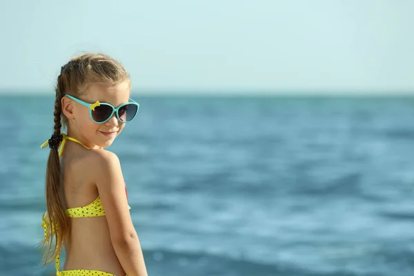 Menina Bonito Divertindo Praia — Fotografia de Stock