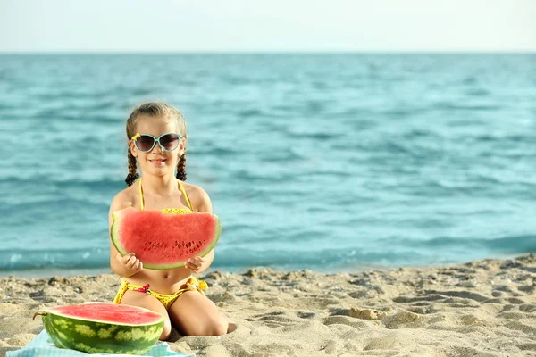 Słodkie dziewczyny jedzenie arbuza na plaży — Zdjęcie stockowe